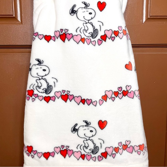 White Peanuts Snoopy with Hearts Valentine’s Throw Blanket - Picture 2 of 4